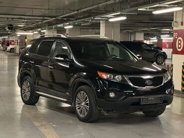 kreditle maşin: Qara rəngdə olan Kia Sorento avtomobilinin salonu. Sükan dəri örtüyə — 4