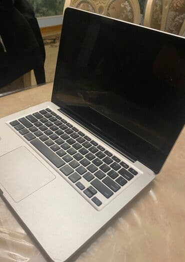 Apple MacBook Pro noutbuk - Korpus: gümüş rəngli alüminium unibody