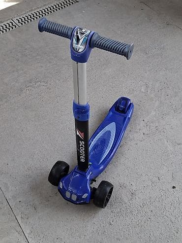 scooter samokatlar: Uşaq skuterı – 3 təkərli, mavi rəng Xüsusiyyətlər: - 3 təkərli — 3