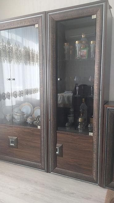 iskaf: Vitrinli bufet dəsti - Dizayn: Tünd qəhvəyi ağac teksturalı korpus — 2