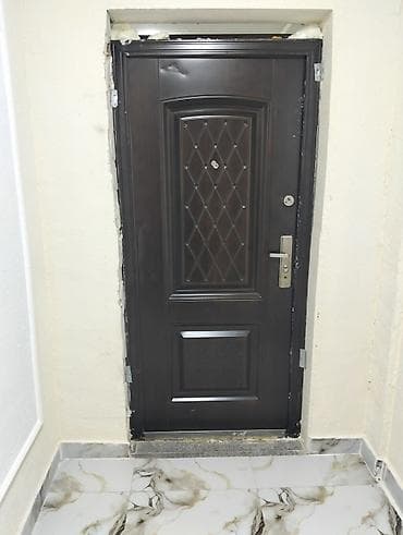 Tünd qəhvəyi rəngdə metal giriş qapısı. Qapı möhkəm konstruksiyaya və — 6