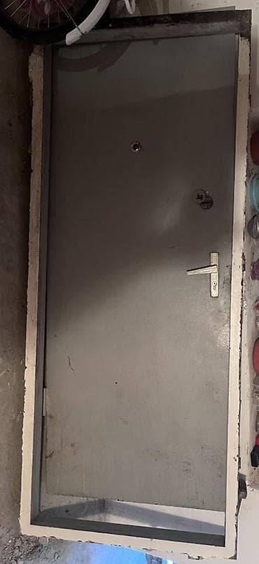 qapi taxda: Metal giriş qapısı satılır. Qapı komple qutu ilə birlikdədir və — 2
