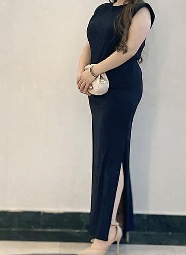 giyim: Sini (tünd göy) rəngli dondur. Parçası keyfiyyətlidir, bədən — 2