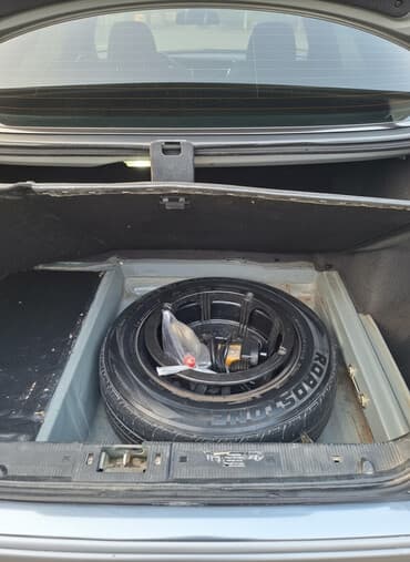 nissan x trail: Mercedes-Benz E-Class: 2.8 l | 1997 il Sedan — 3