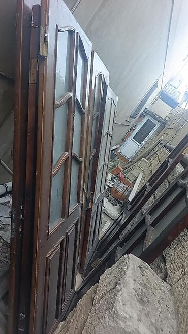 taxda qapi: Şüşəli taxta qapılar tək 30 azn, hamısı birlikdə 200 azn - Material — 2