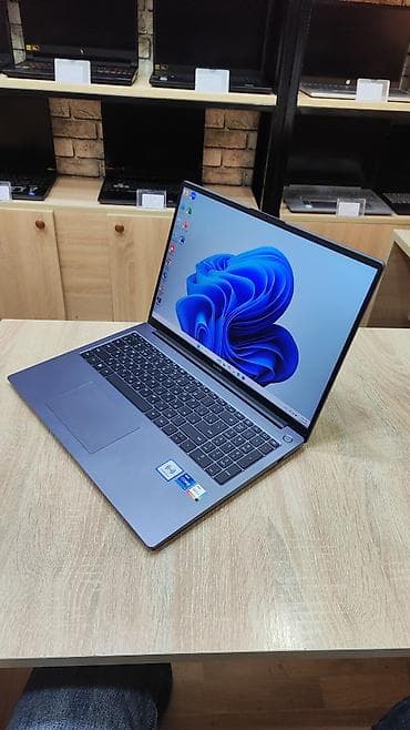 komputer notebook: Huawei Matebook D16 ​🧠 Prosessor (CPU): Intel Core i7-13700H ​💾 — 2
