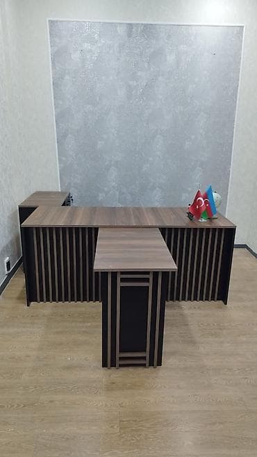 Yeni, Müdir üçün, Dördbucaq masa