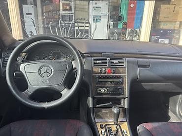 Mercedes-Benz E-Class: 2.4 l | 1998 il Sedan — 4