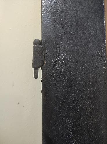 seyflerin satışı: Seyf qapı satılır. Qeyd: yalnız menteşə tərəfdə petlələr qırılıb — 2