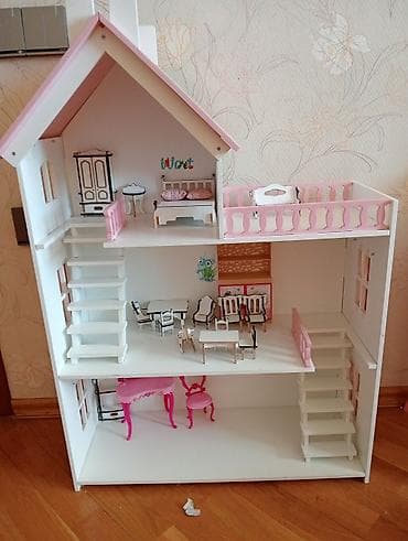 oyunca: Barbi Taxta kukla evi – 3 mərtəbə, balkon və verandalı. İçində taxta — 1