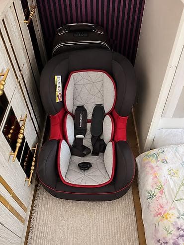 Mothercare avtokreslo – qırmızı/qara rəng çaları, yumşaq boz içlik. -