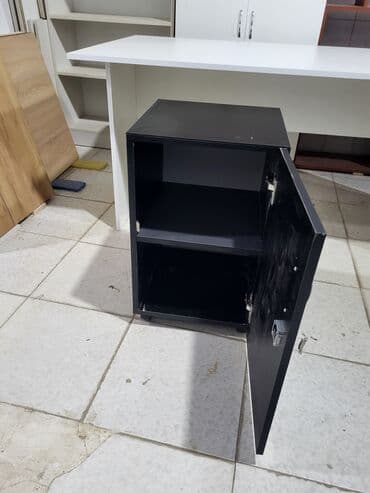 bərbər şkafı: ✅️tunbucka yenidir✅️ hundurluk 65 sm✅️ en ve derinlik 40 sm✅️ unvan — 3