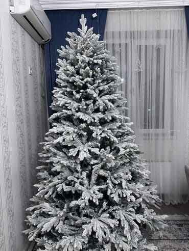 nərdivan üzərində şaxta baba: Yolka Yenidir . Kremelevski yolkasi 240 sm boyu. Zontik modeldi-yeni — 1