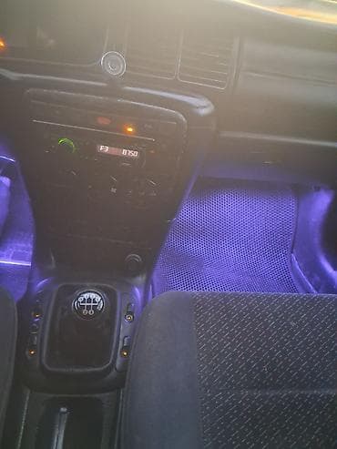 opelər: Opel sedan, 5 oturacaqlı salon. Mexaniki sürət qutusu (5 pillə). Qarşı — 9