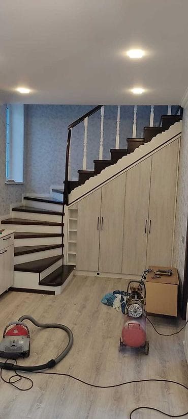 generator 2 kva: Qəhvəyi rəngli, ağ pilləkənləri olan spiral pilləkən. Bu dizayn evdə — 2