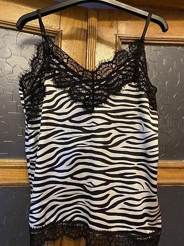 Zebra naxışlı və qara, iki fərqli kombi üstü - Model: İki ədəd qadın