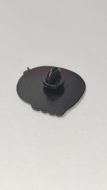 Zərgərlik əşyaları: Emaye döş nişanı – “şirin kəllə” dizaynı - Material: sərt emaye — 2