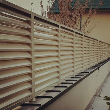 Gün qrıcı., üfüqi zolaqlı metal hasar. Bu cür hasarlar həyətlər və