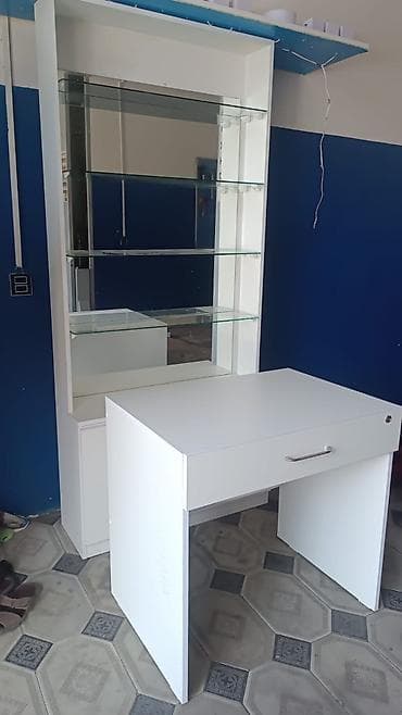 Şüşəli dolab vitrini