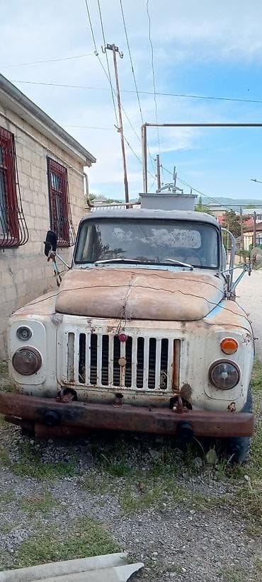 zil 5301: Bu, mavi kabinəli və paslı şassi elementləri olan köhnə tipli yük — 7