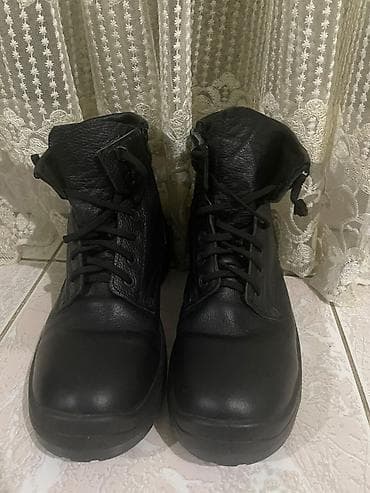 botlar: Qara dəridən əsgər batinkası təzədir qutuda 43 yazılıb amma 42 yə — 2