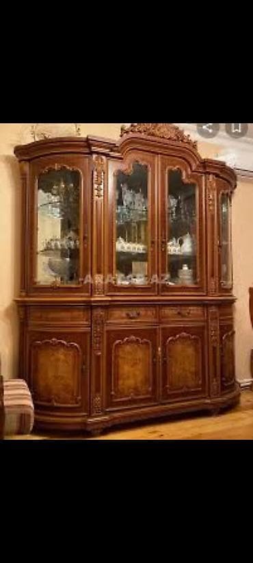 Klassik dizaynda böyük vitrin-büfe dolabı - Material: təbii ağac