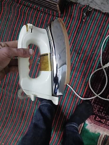 Elektrik ütü - Korpus: krem rəngli plastik, tutacaqlı ergonomik