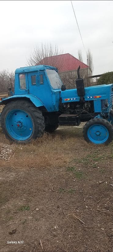 opel astra 1995: Mavi rəngli təkərli kənd təsərrüfatı traktoru. - Kabinli, ön və arxa — 4