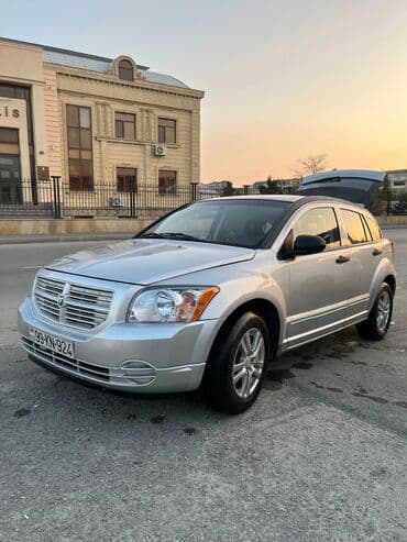 Avtomobil alışı: Dodge Caliber – gümüş rəngli, 5 qapılı hatchback. Əsas xüsusiyyətlər — 1