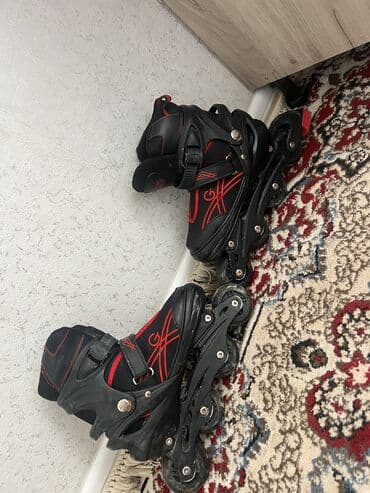 Maskalar, eynəklər: İnline təkərli konkislər - Rəng: qara/qırmızı - Təkər düzümü: 4 — 2