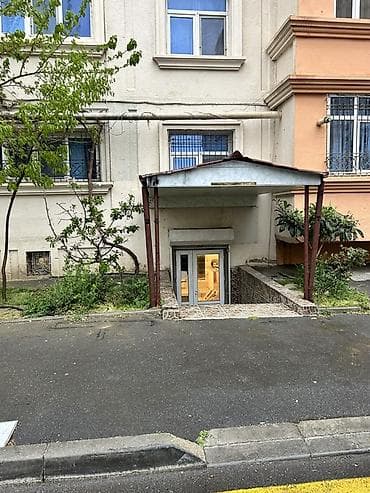 Obyekt – yarımzirzəmi səviyyəsində, ayrıca girişli kommersiya sahəsi