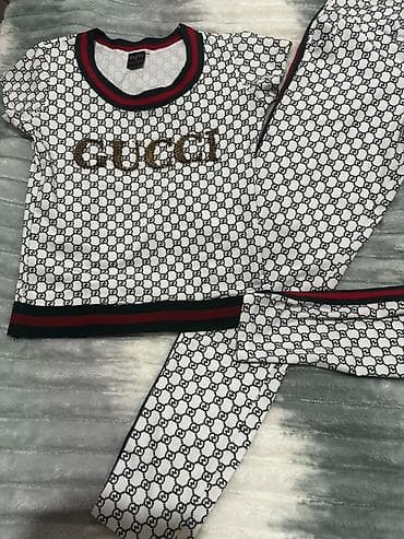 80manata alınıb
M razmerdir
1 dəfə geyinilib çox səliqəlidir