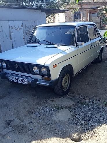 VAZ 2106, ağ rəng, sedandır. Klassik kuzov dizaynı, xrom ön barmaqlıq