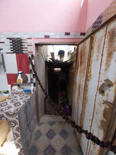 kewle qesebesinde ev: Satılır: həyətli ev - Geniş, tam daş döşəməli həyət. Hündür, taxta — 7