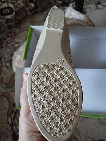 kişi gödəkcəsi: Təzədir geyinilməyib. Gəncə şəhərindədir. Bakıya Əlavə ödənişlə — 5