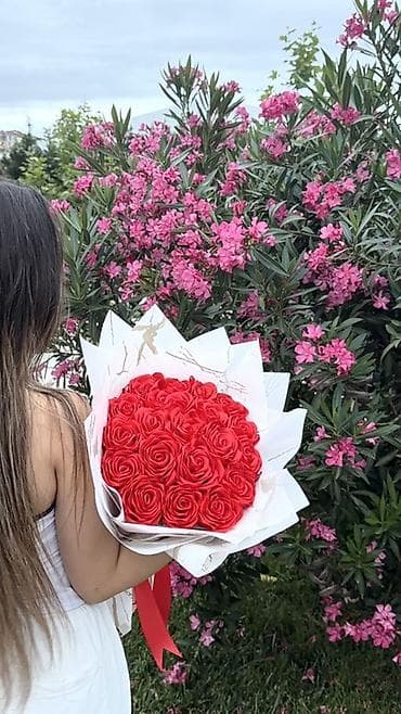 lego gul: Qırmızı güllərdən ibarət bükme buket - Tərkib: sıx formada düzülmüş — 1