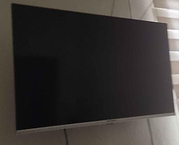 gen: LED televizor – divara quraşdırılmış, nazik çərçivəli, qara ekran. - — 1