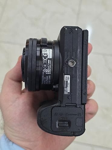 Sony a6500 üzərində 16-50mm kit lens ilə birgə satılır. Video — 3