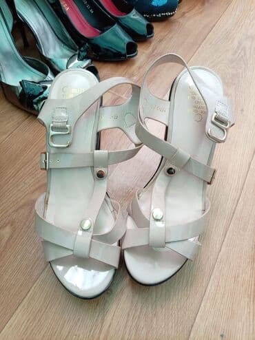 Qadın sandal ayaqqabıları - Rəng: Açıq bej/krem - Material: Parlaq