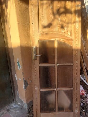 Taxta qapı dəsti - Material: təbii ağac (şam teksturası görünür)