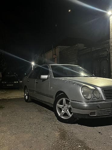 Mercedes-Benz E 320: 3.2 l | 1996 il Sedan — 2