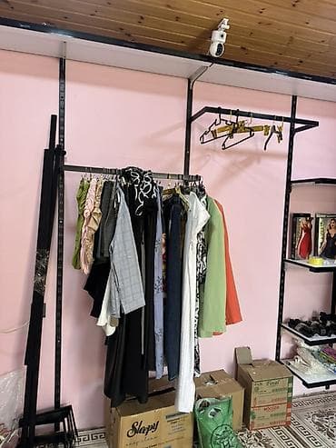 magaza refleri: Magaza baglandigi üçün vitrinlər satilir. Divara baglanan dəmirlər 1 — 2