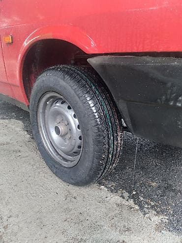 avtomobil kreditle: Qırmızı rəngdə 5 qapılı hetçbek. Model: Lada Samara (VAZ-2109) tipli — 4