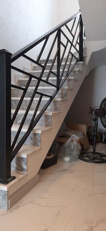 demir pillekenler: Müxtəlif dizaynda alüminium məhəccərlər təklif olunur. Ağ rəngli — 3