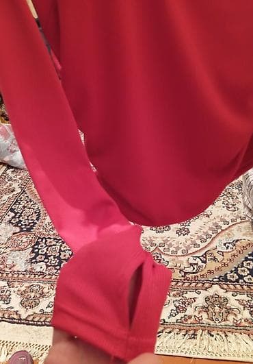 kətan paltar: Qadın uzunqollu bluz – parlaq qırmızı rəngdə. 1dəfə geyinilib o da — 2