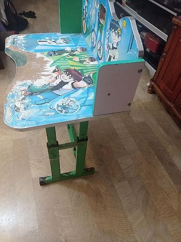 Ben 10 dizaynlı uşaq yazı masası. Masa rəngarəng Ben 10 personaj — 2