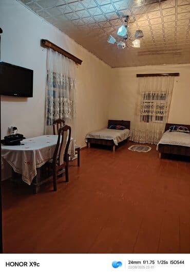 xalqlarda 1 otaqli evler: Kirayə ev. Evdə müxtəlif otaqlar, o cümlədən eyvan və ya terras — 3