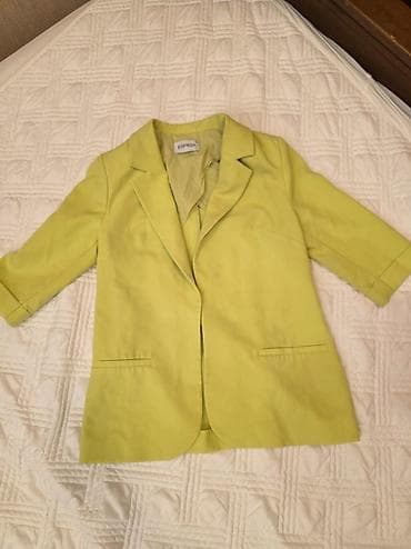 Açıq yaşıl rəngdə qadın blazeri və şalvar dəsti. Blazer üç-dörddəbir