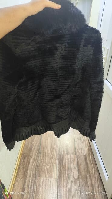 qalin jaketler: Qara rəngli xəz jaket - Material: yumşaq xəz teksturası — 1