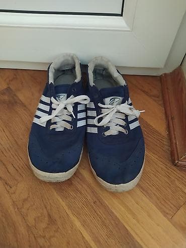 sport ayaqqabilar: Mavi rəngli idman ayaqqabısı - Klassik üç zolaqlı dizayn, ağ rəngli — 1